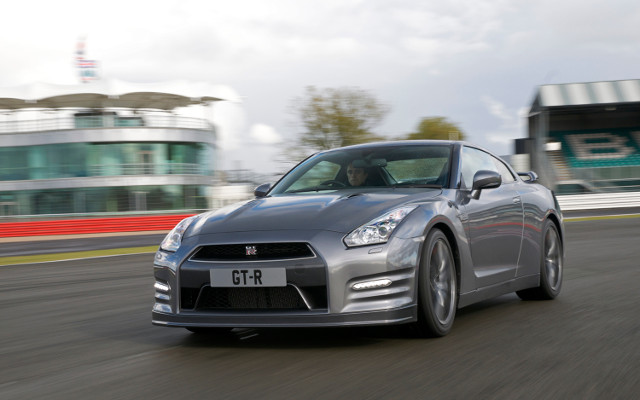 2013 Nissan GT-R European front view