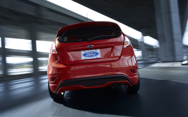 2014 Ford Fiesta ST rear end in motion